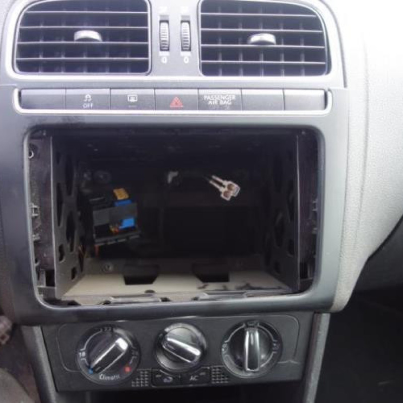Attache ceinture arriere gauche VOLKSWAGEN POLO 5 Photo n°10