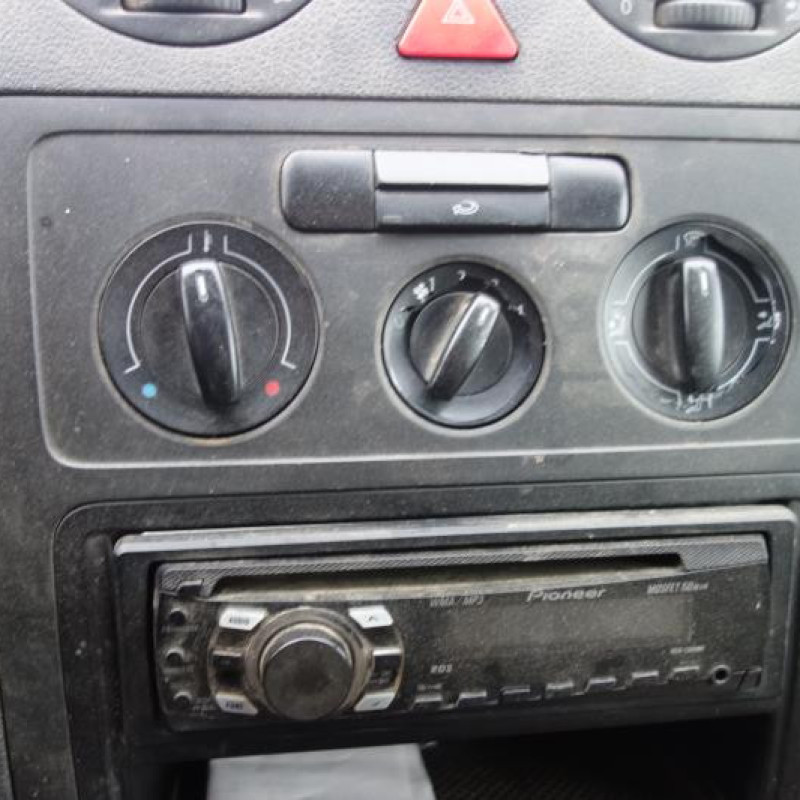 Attache ceinture avant droit VOLKSWAGEN CADDY 3 Photo n°10