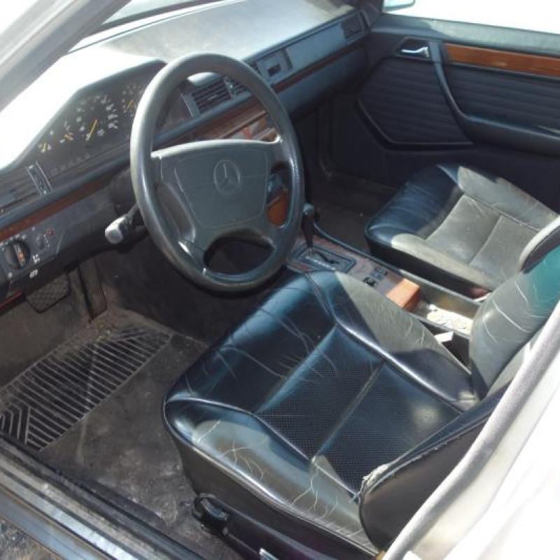 Trappe d'essence MERCEDES 300 W124 Photo n°8