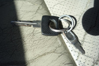 Pretensionneur de ceinture avant droit MERCEDES 250 W124
