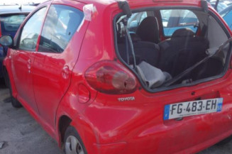 Attache ceinture avant droit TOYOTA AYGO 1