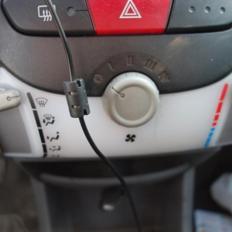 Attache ceinture avant droit TOYOTA AYGO 1 Photo n°10