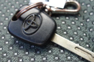 Attache ceinture avant droit TOYOTA AYGO 1