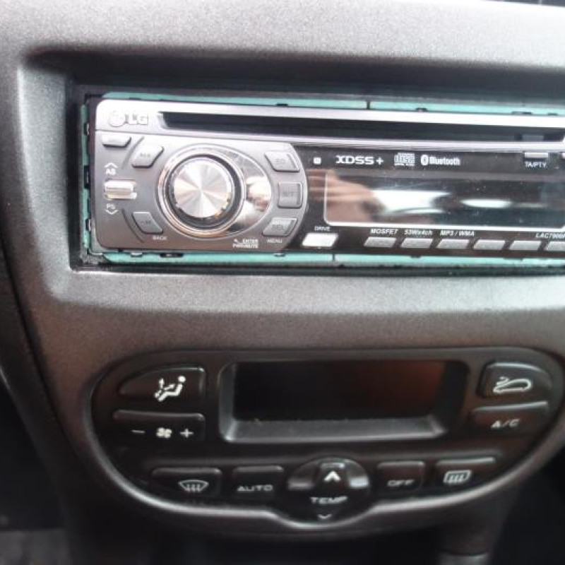 Attache ceinture arriere droit PEUGEOT 206 Photo n°9