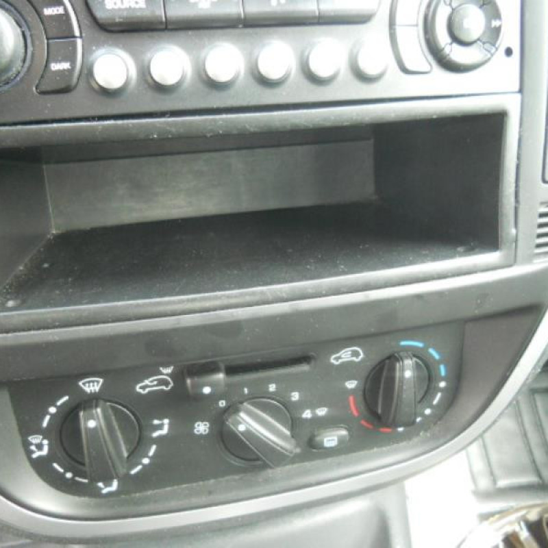 Attache ceinture arriere droit CITROEN C2 Photo n°10