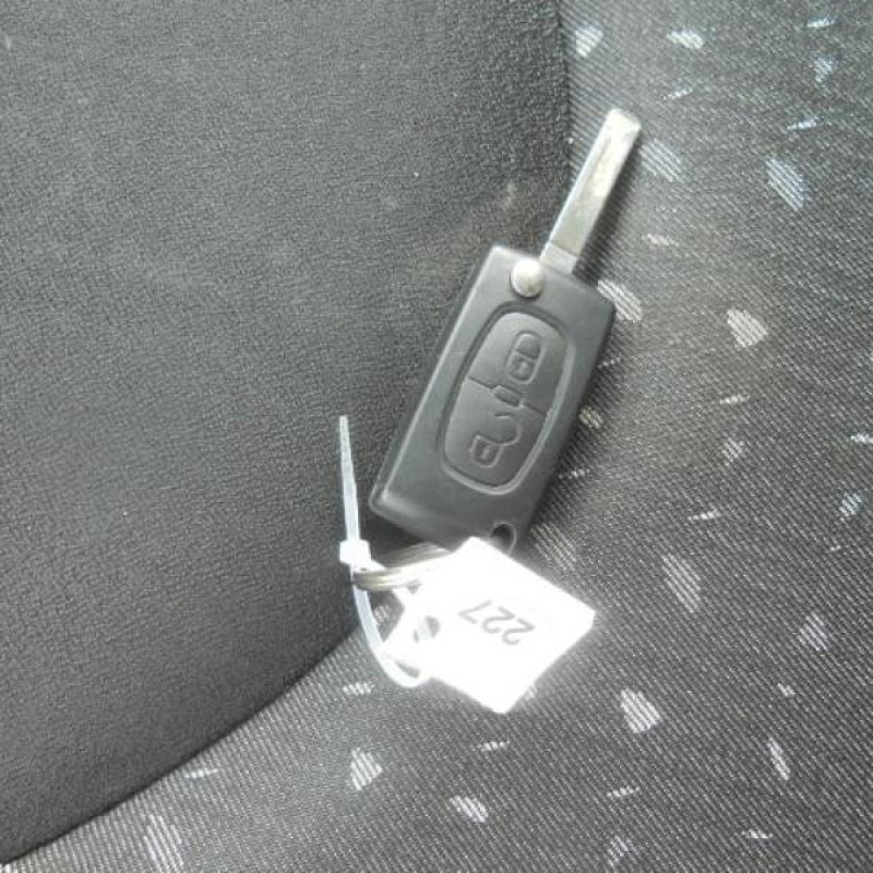 Attache ceinture arriere droit CITROEN C2 Photo n°12