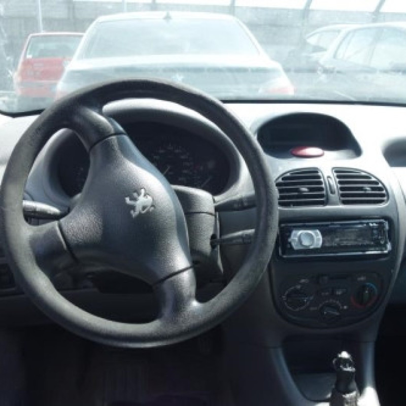 Attache ceinture arriere droit PEUGEOT 206 Photo n°8