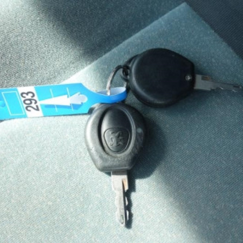 Attache ceinture arriere droit PEUGEOT 206 Photo n°12