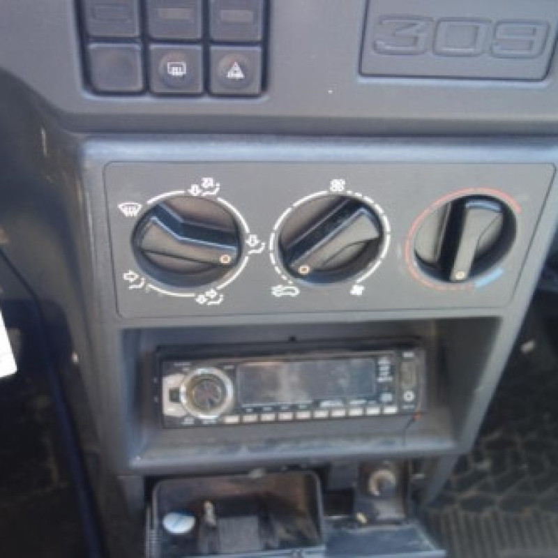 Attache ceinture arriere gauche PEUGEOT 309 Photo n°11