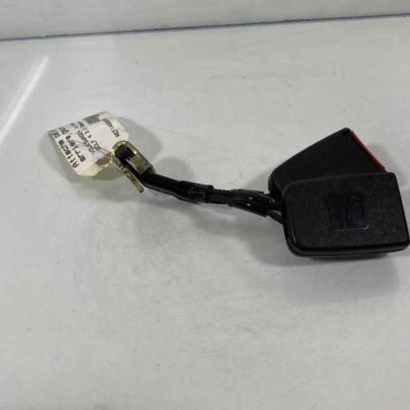 Attache ceinture arriere gauche VOLKSWAGEN GOLF 4 Photo n°3