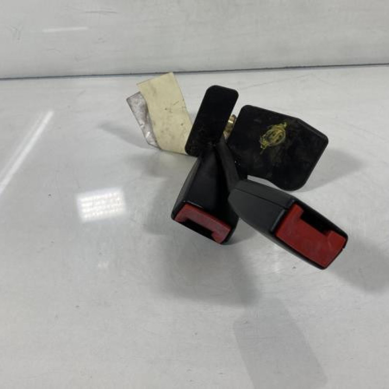 Attache ceinture arriere gauche AUDI A4 1 Photo n°1