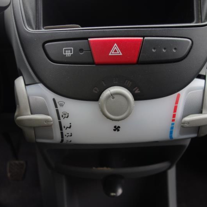 Attache ceinture arriere gauche CITROEN C1 1 Photo n°12