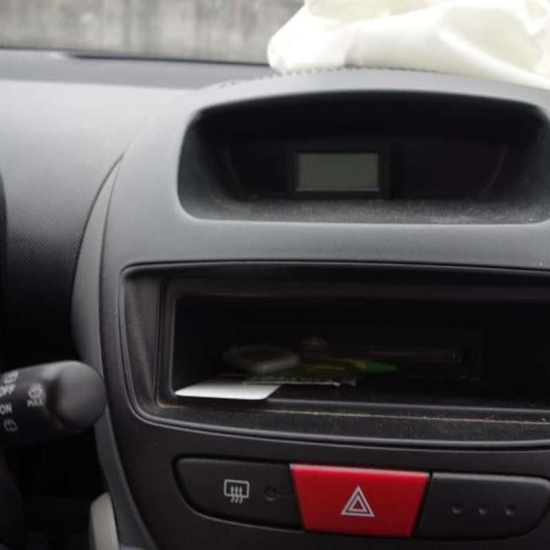 Attache ceinture arriere gauche CITROEN C1 1 Photo n°13
