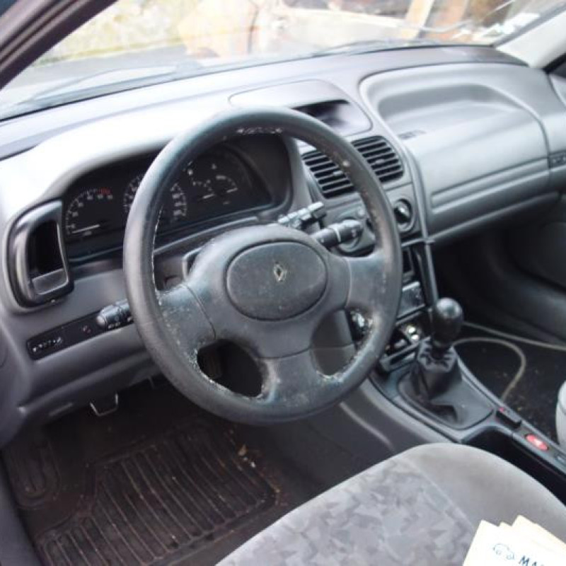 Pretensionneur de ceinture avant droit RENAULT LAGUNA 1 Photo n°8