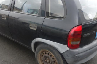 Attache ceinture arriere droit OPEL CORSA B