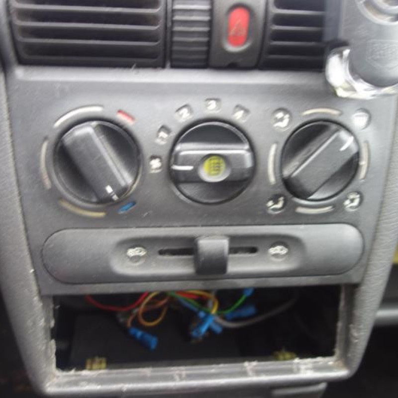 Attache ceinture arriere droit OPEL CORSA B Photo n°7