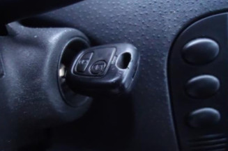 Attache ceinture arriere droit CITROEN C2