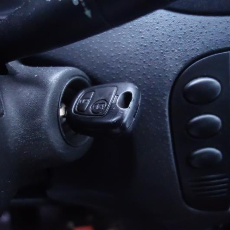 Attache ceinture arriere droit CITROEN C2 Photo n°13
