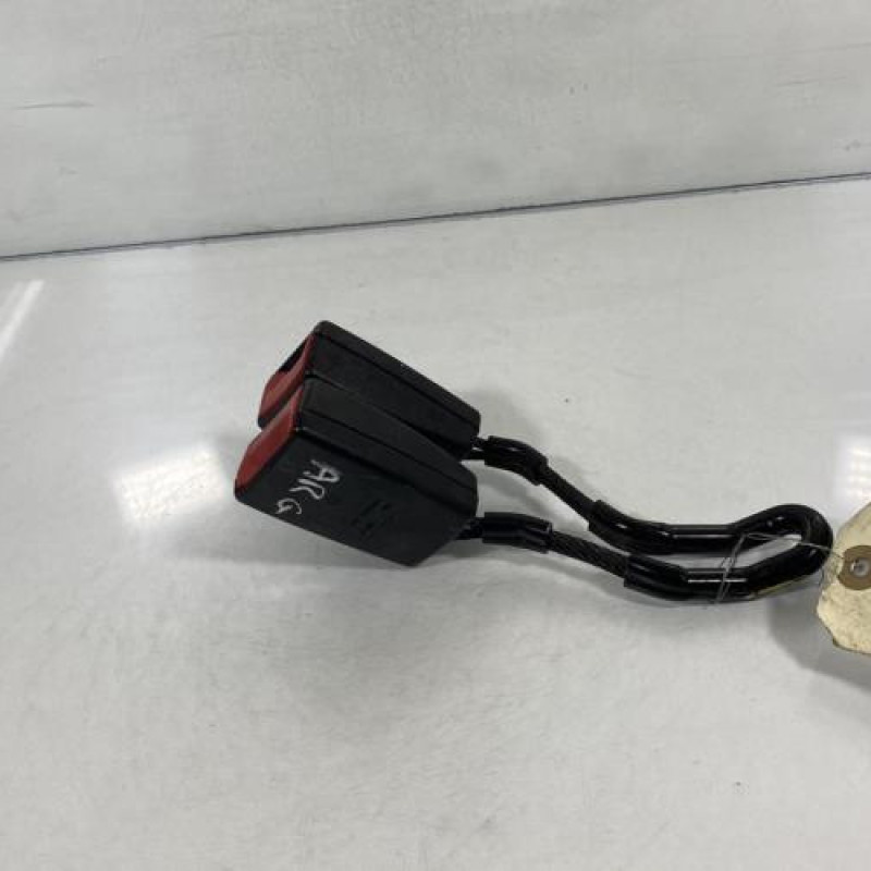 Attache ceinture arriere gauche VOLKSWAGEN GOLF 4 Photo n°3