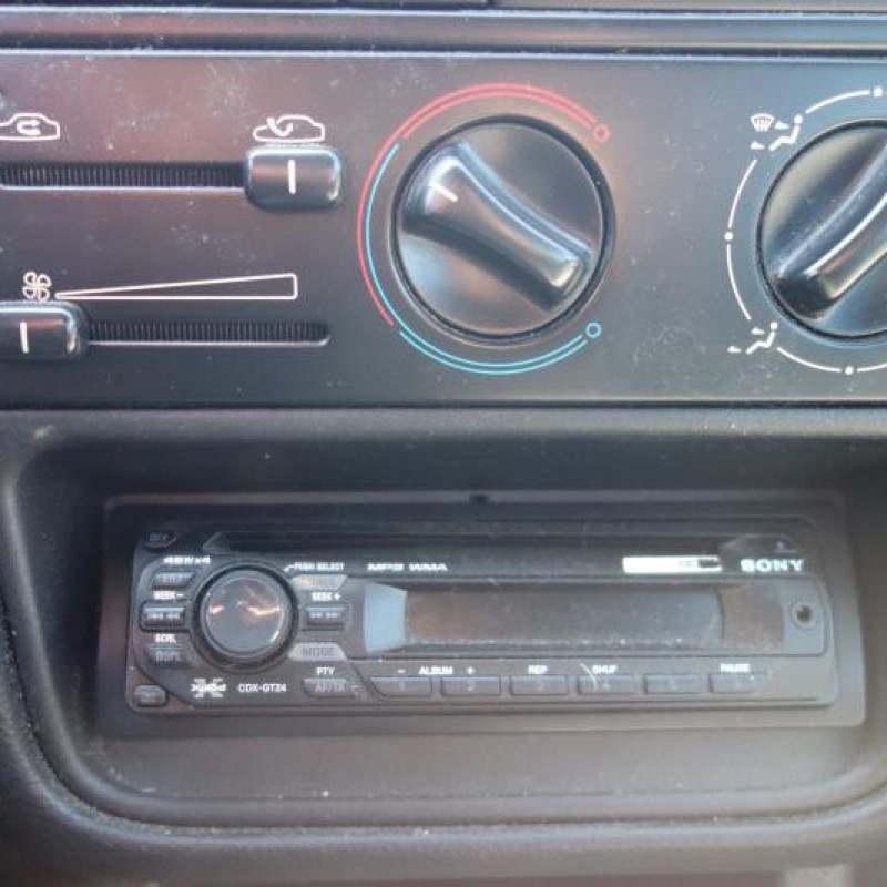 Attache ceinture arriere droit PEUGEOT 406 Photo n°9