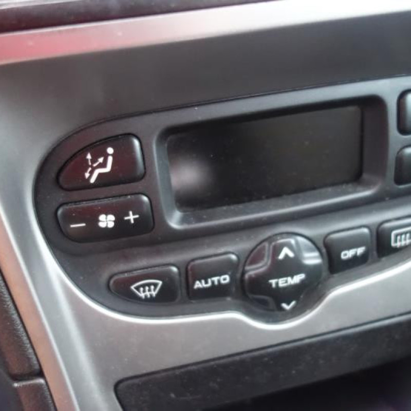 Attache ceinture avant droit PEUGEOT 307 Photo n°9