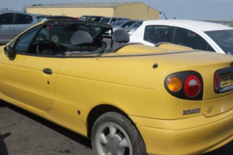 Pretensionneur de ceinture avant droit RENAULT MEGANE 1