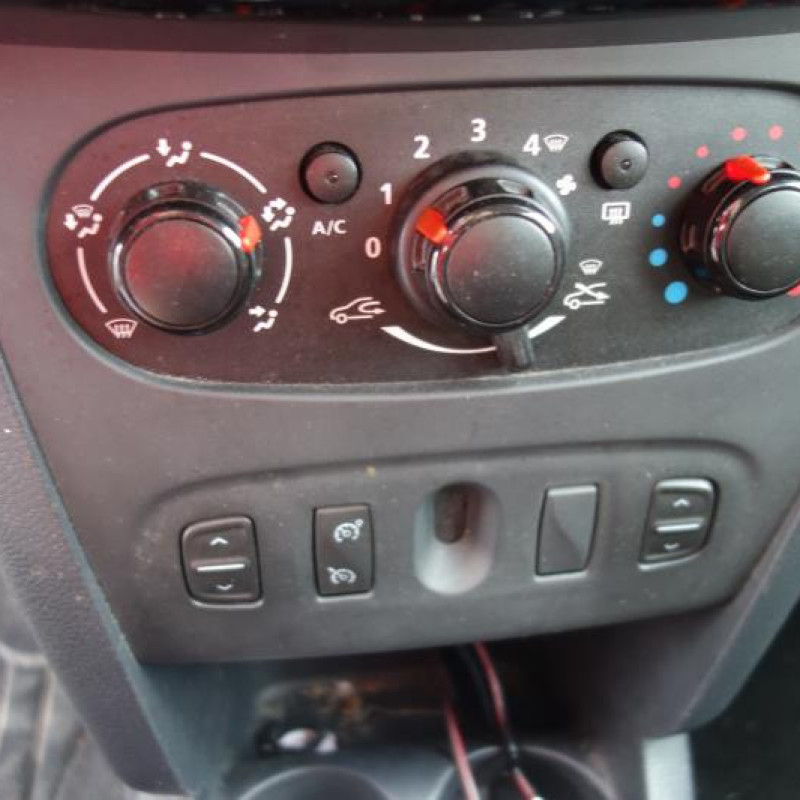 Bouton de warning DACIA SANDERO 2 Photo n°9