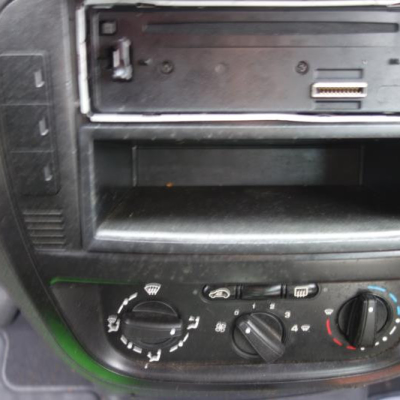 Attache ceinture arriere droit CITROEN C2 Photo n°9