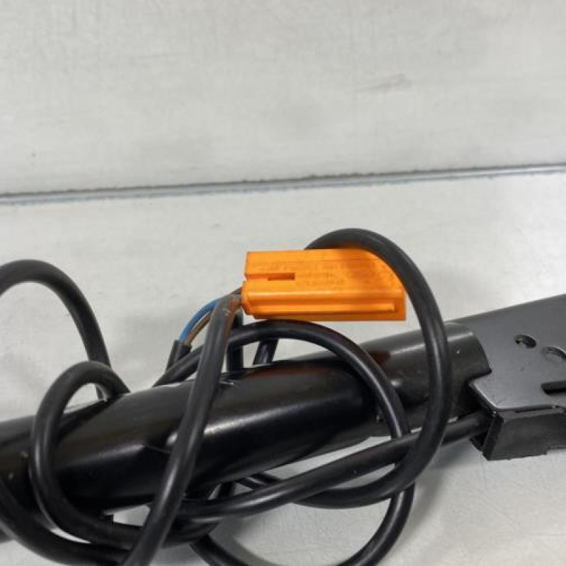 Pretensionneur de ceinture avant droit FORD FOCUS 1 Photo n°3