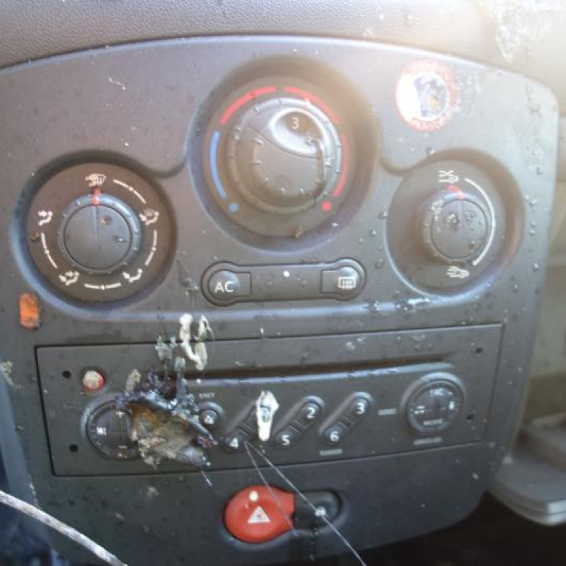 Pretensionneur de ceinture avant droit RENAULT CLIO 3 Photo n°9