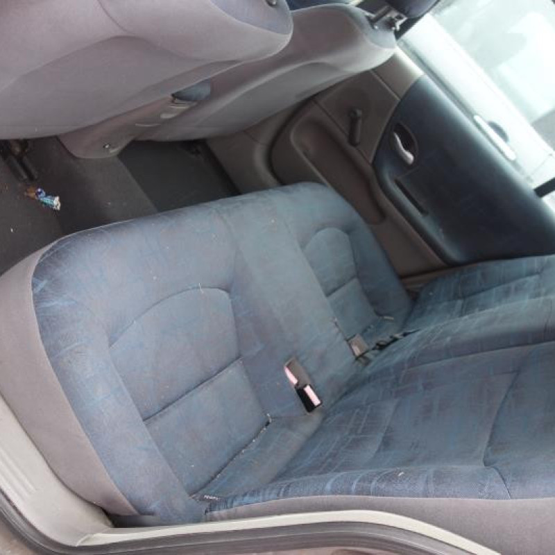 Calandre RENAULT LAGUNA 2 Photo n°11