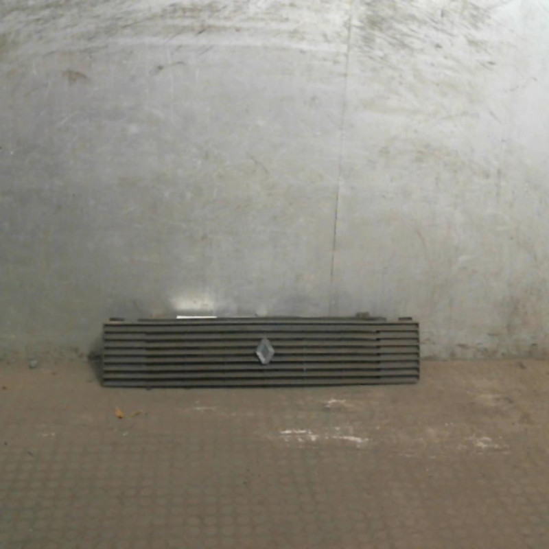 Calandre RENAULT R9 Photo n°1