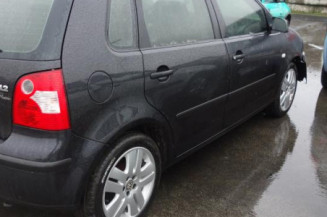 Attache ceinture avant gauche VOLKSWAGEN POLO 4