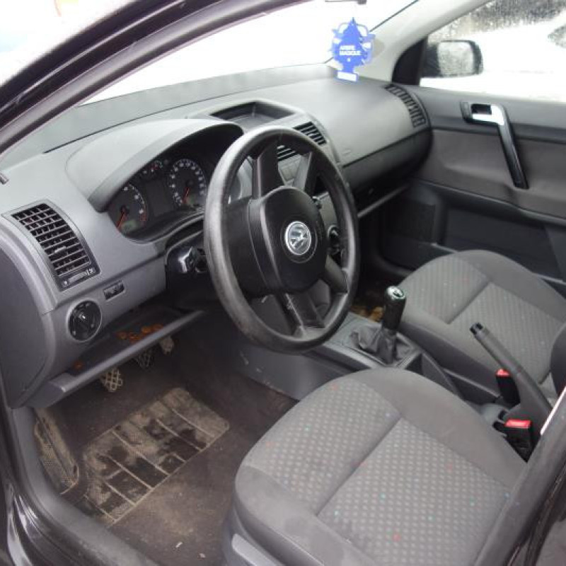 Attache ceinture avant gauche VOLKSWAGEN POLO 4 Photo n°8
