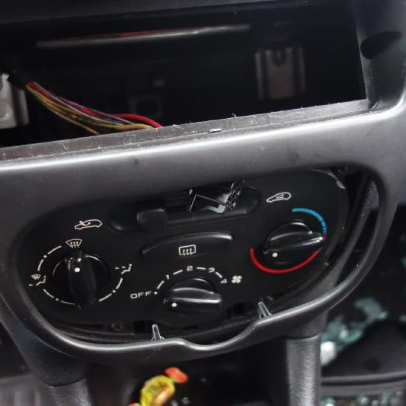 Attache ceinture avant droit PEUGEOT 206 Photo n°9