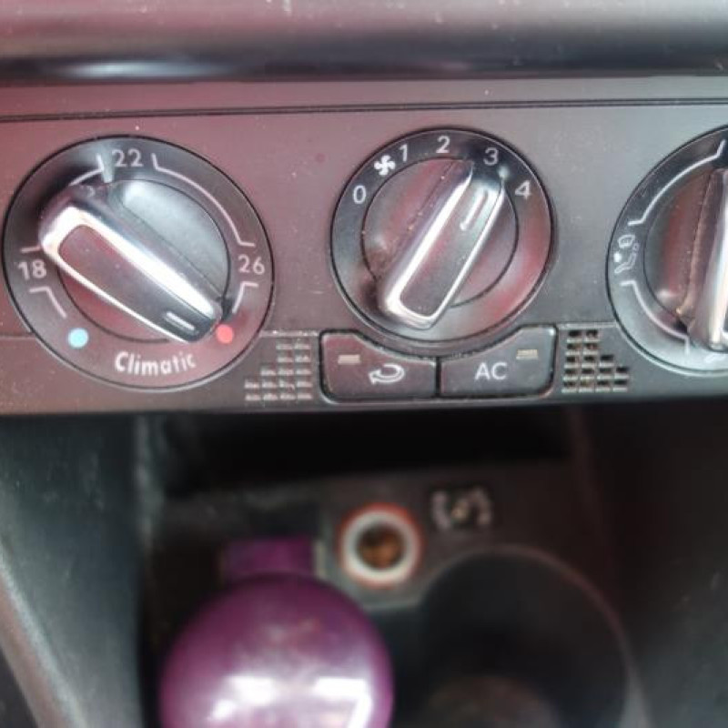 Bouton de warning VOLKSWAGEN POLO 5 Photo n°9
