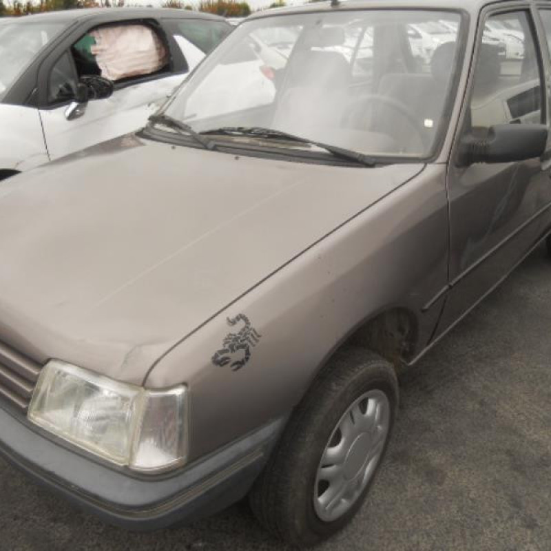 Feu arriere principal droit (feux) PEUGEOT 205 Photo n°3
