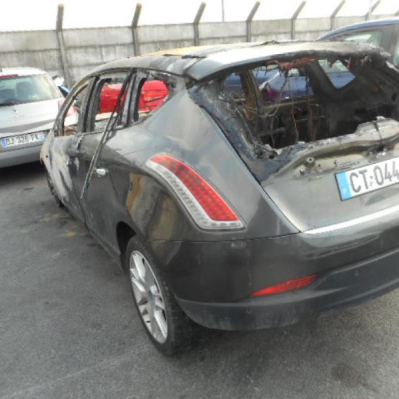 Renfort pare choc arriere (traverse) LANCIA DELTA 3 Photo n°6