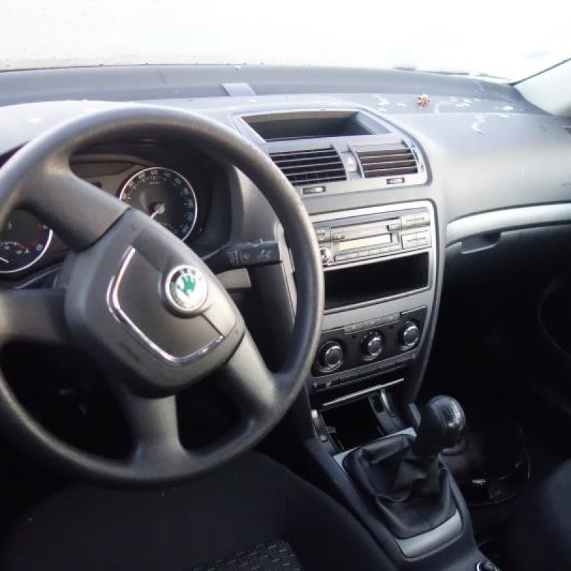 Pretensionneur de ceinture avant droit SKODA OCTAVIA 2 Photo n°8