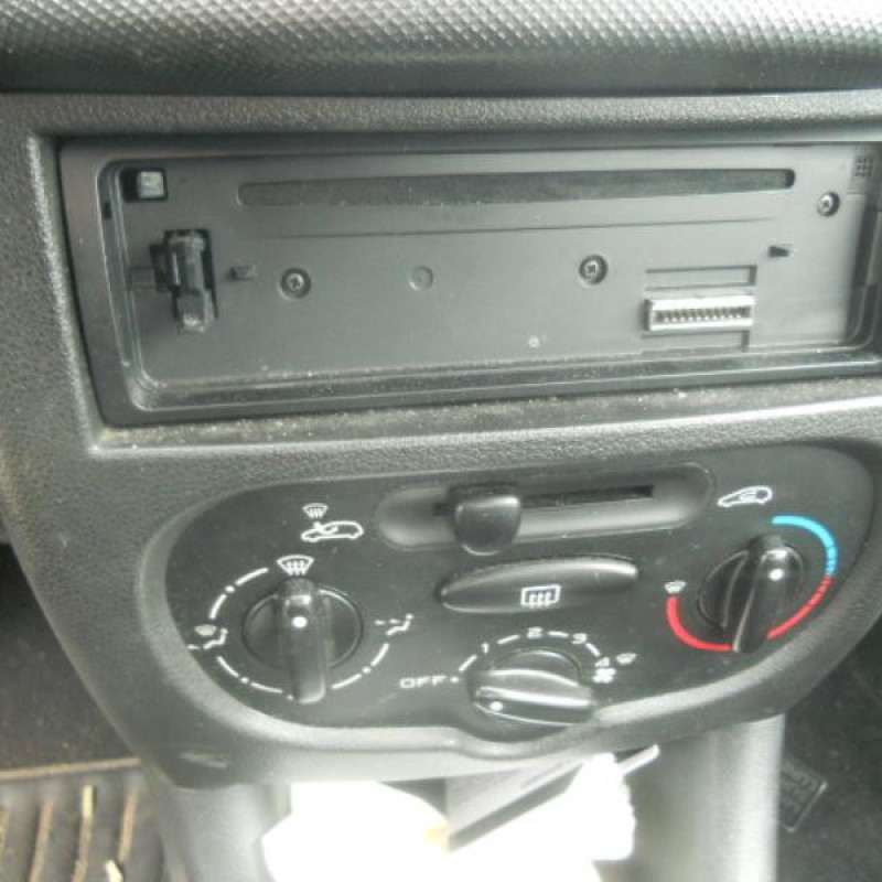 Attache ceinture arriere gauche PEUGEOT 206+ Photo n°12