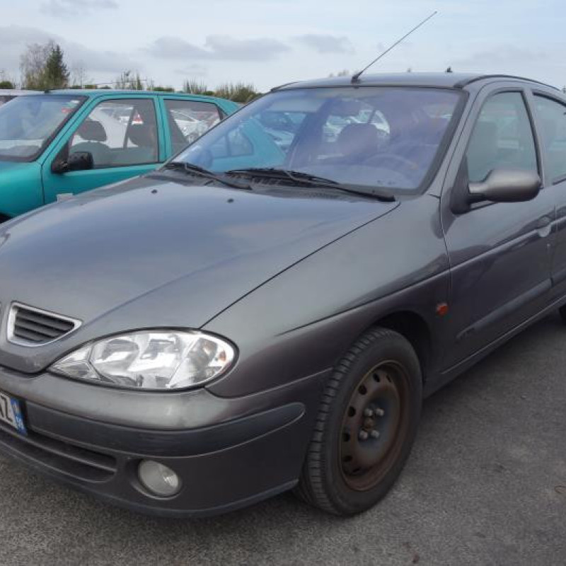 Attache ceinture arriere gauche RENAULT MEGANE 1 Photo n°4