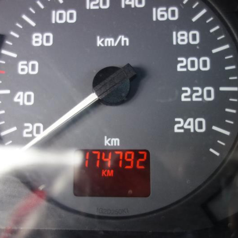 Attache ceinture arriere gauche RENAULT MEGANE 1 Photo n°9
