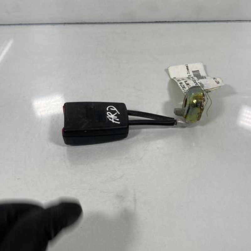 Attache ceinture arriere droit VOLKSWAGEN PASSAT 4 Photo n°2