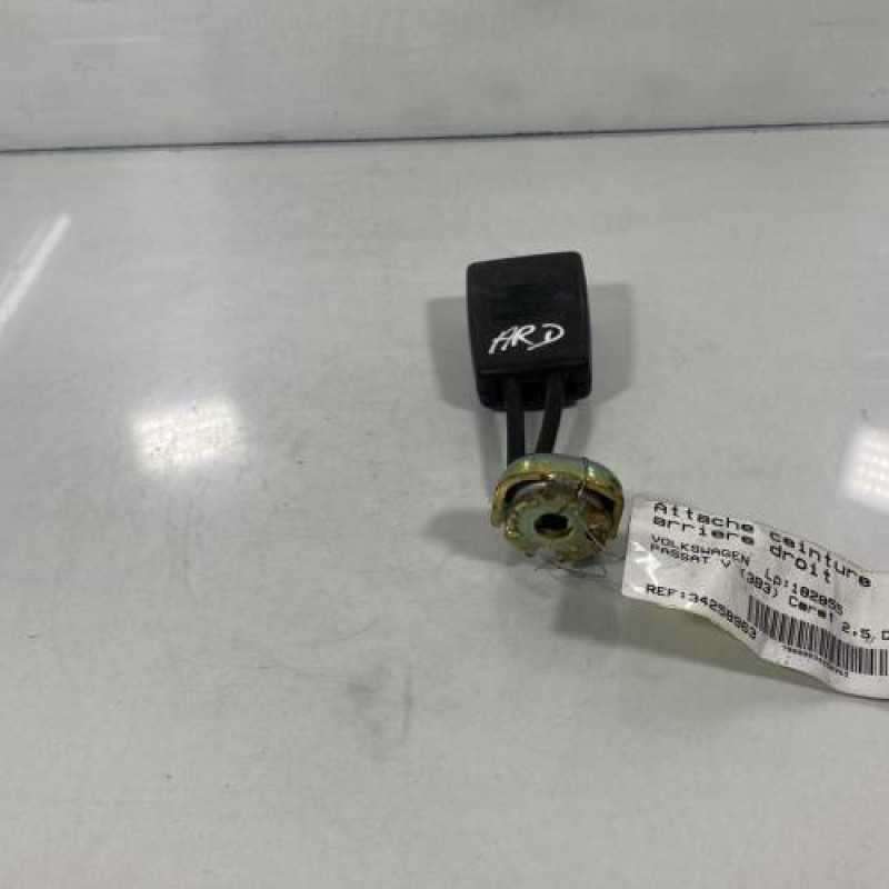 Attache ceinture arriere droit VOLKSWAGEN PASSAT 4 Photo n°3