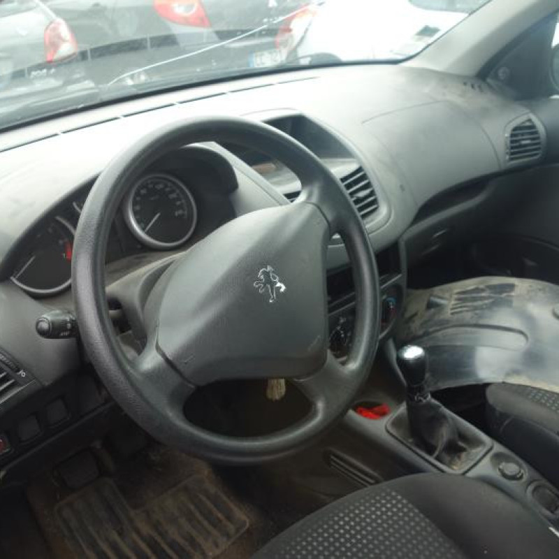 Attache ceinture arriere droit PEUGEOT 206+ Photo n°8