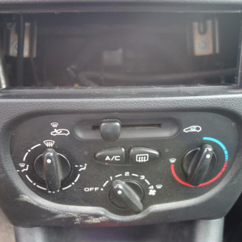 Attache ceinture arriere droit PEUGEOT 206+ Photo n°9