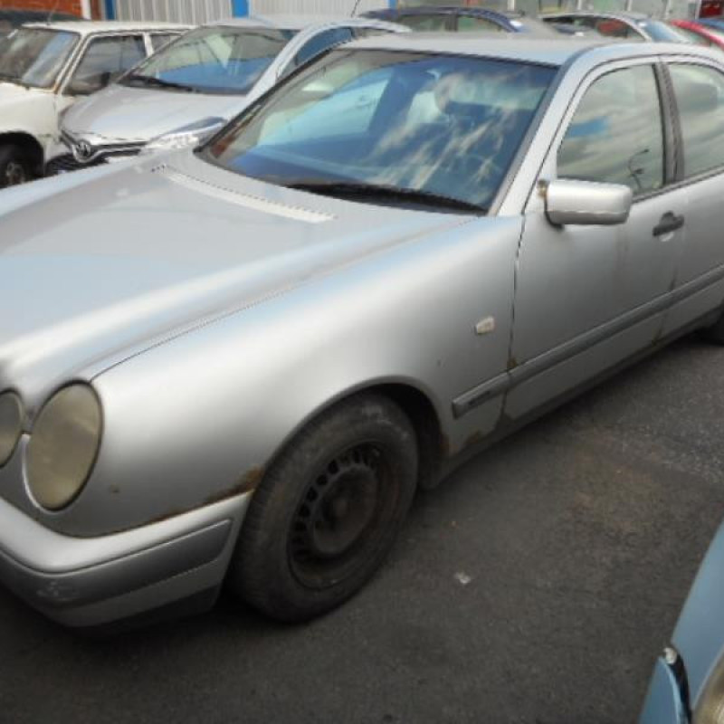 Pretensionneur de ceinture avant gauche MERCEDES CLASSE E 210 Photo n°4