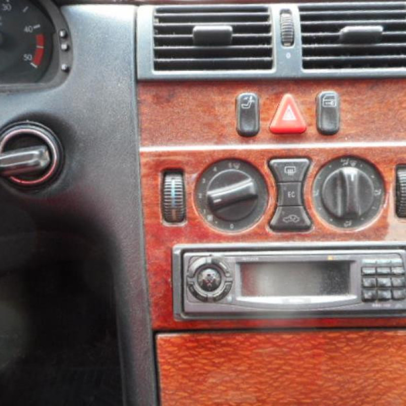 Pretensionneur de ceinture avant gauche MERCEDES CLASSE E 210 Photo n°9