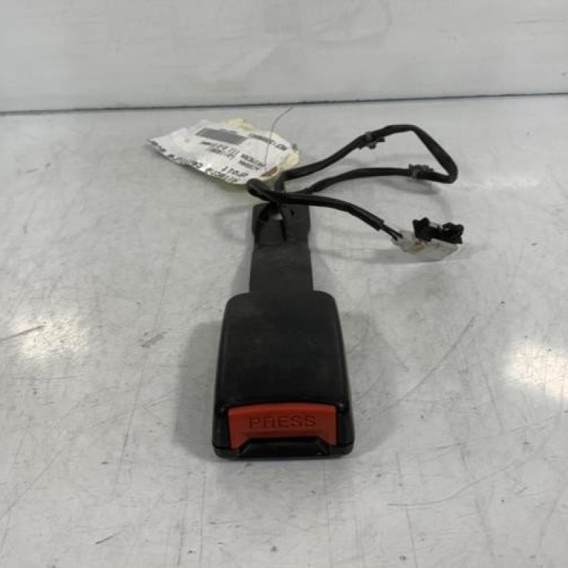 Attache ceinture avant droit NISSAN PRIMERA 4 Photo n°2