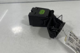 Attache ceinture arriere droit RENAULT MEGANE 1